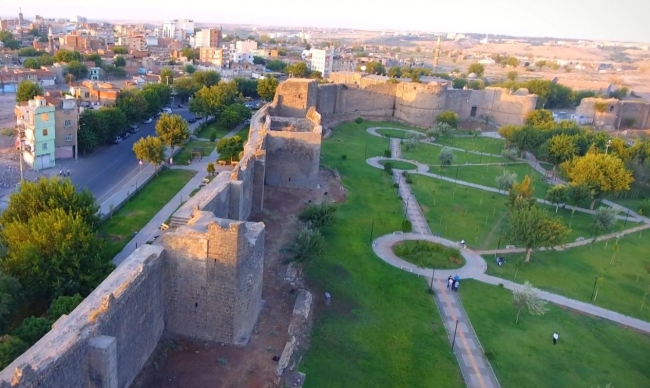 Medeniyetlerin içinden geçtiği sur kapılar